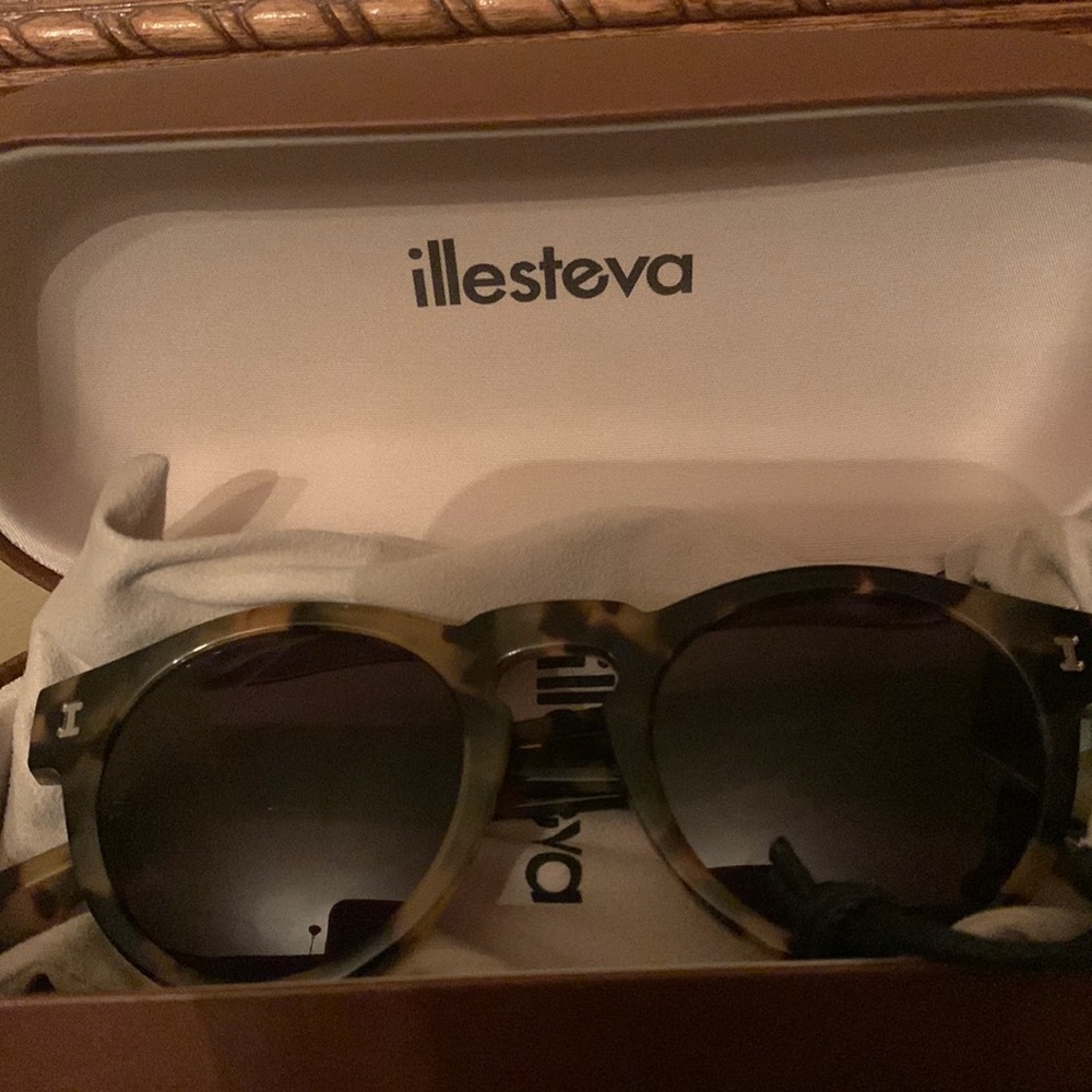 Illestiva Tortoise sunglasses